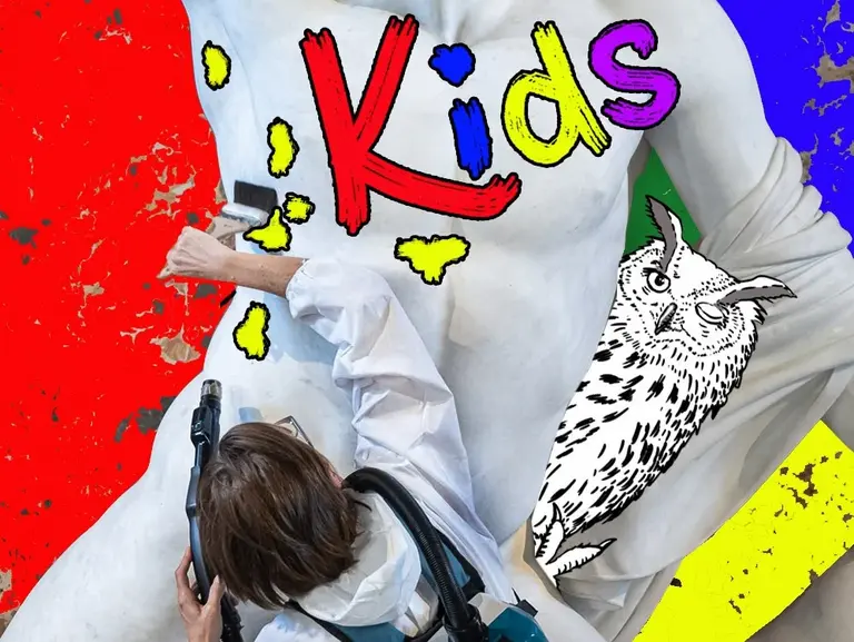 Ein junger Mensch in Schutzkleidung reinigt eine weiße Statue mit einem Staubsauger. Auf der Statue steht das Wort „Kids“ in bunten, auffälligen Buchstaben. Im Hintergrund sind farbige, grafische Elemente und eine Eule zu sehen.
