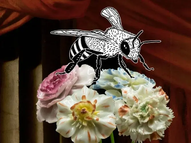 Eine handgezeichnete Biene sitzt auf einer Gruppe von bunten Blumen. Der Hintergrund besteht aus einem roten Stoff und einem dunklen, klassischen Muster, das die Farben und Formen der Blumen hervorhebt.