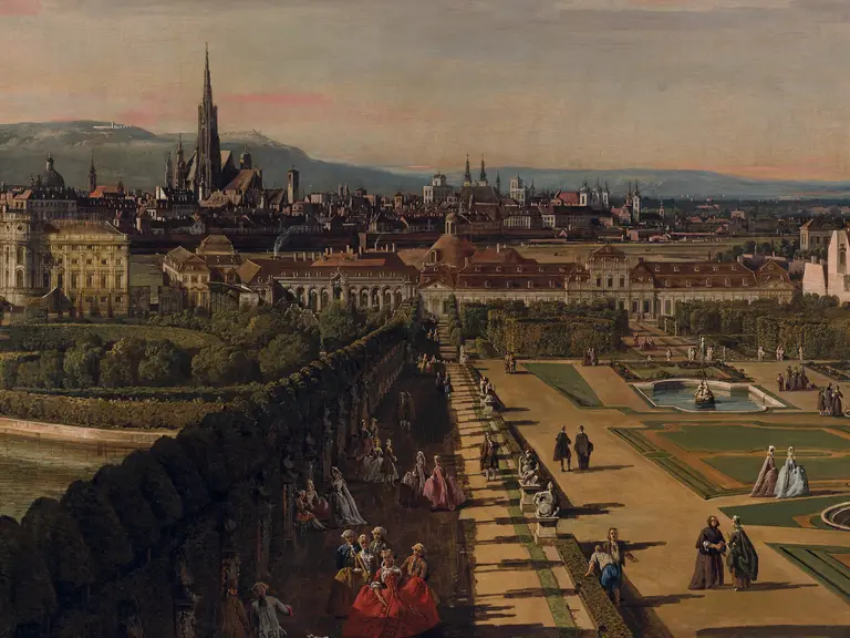 Eine weite Landschaftsansicht zeigt eine Stadt mit historischen Gebäuden, Türmen und einem großen Park. Im Vordergrund sind Gärten mit geometrischen Mustern und Spaziergängern zu sehen, während im Hintergrund Hügel und ein Abendhimmel mit sanften Farben erkennbar sind.