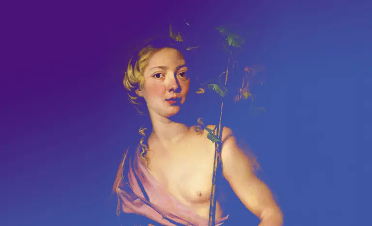 Eine junge Frau mit blonden Locken steht im Vordergrund und hält einen Zweig. Sie trägt ein rotes und rosa Gewand und schaut direkt in die Kamera. Der Hintergrund ist in sanften lila und blauen Farbtönen gehalten.