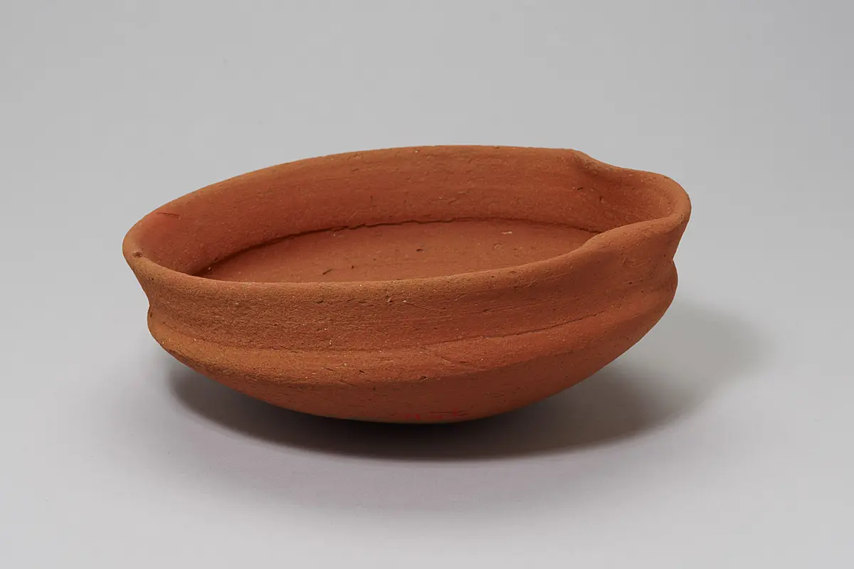 Tonschüssel mit Ausguss