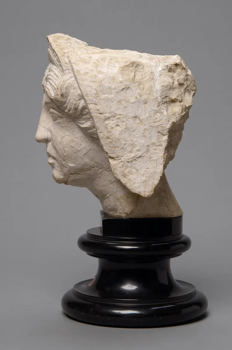 Relieffragment: Kopf einer Frau