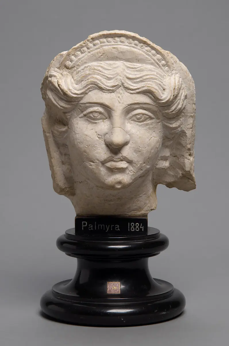 Relieffragment: Kopf einer Frau