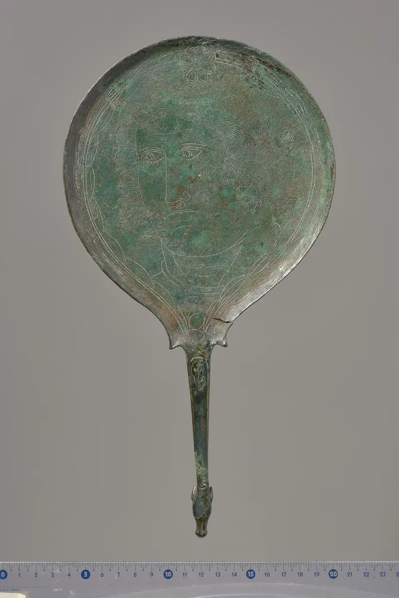 Griffspiegel praenestinischer Form: Kopf einer Frau mit traubenförmigem Ohrschmuck und Halsreif