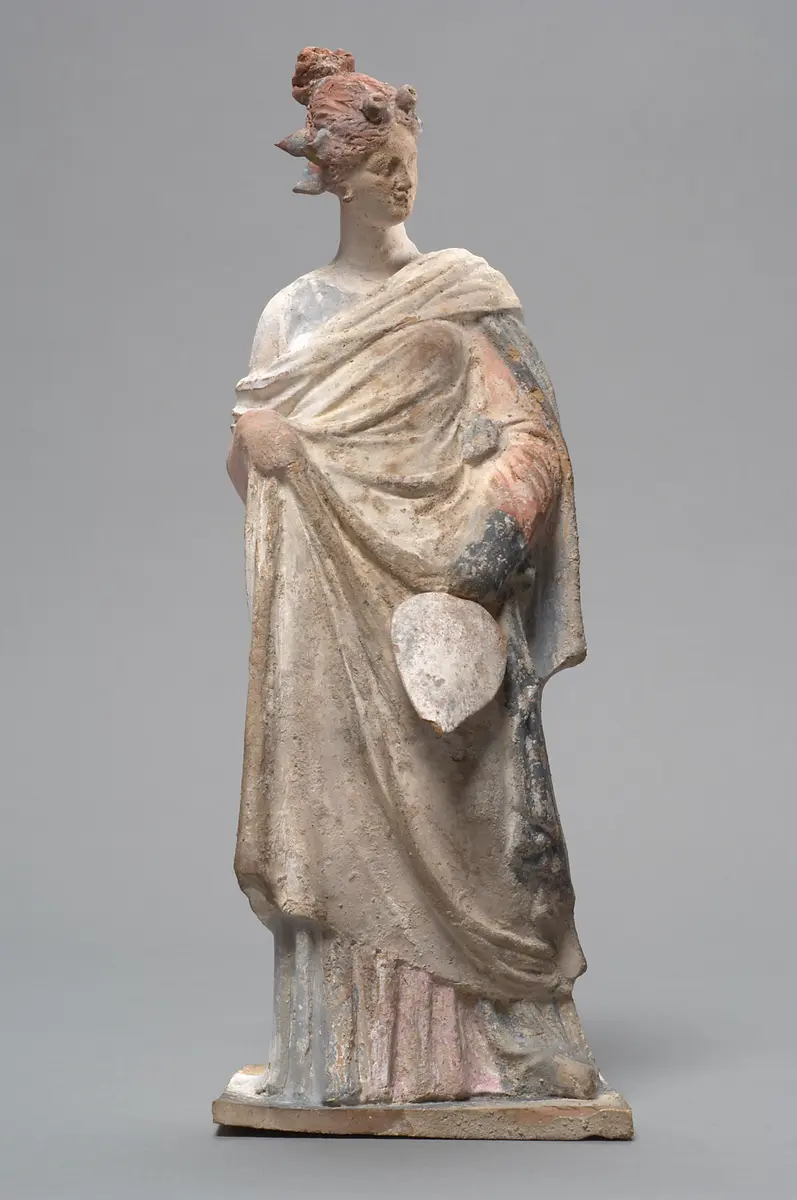 Stehende Frau mit Fächer