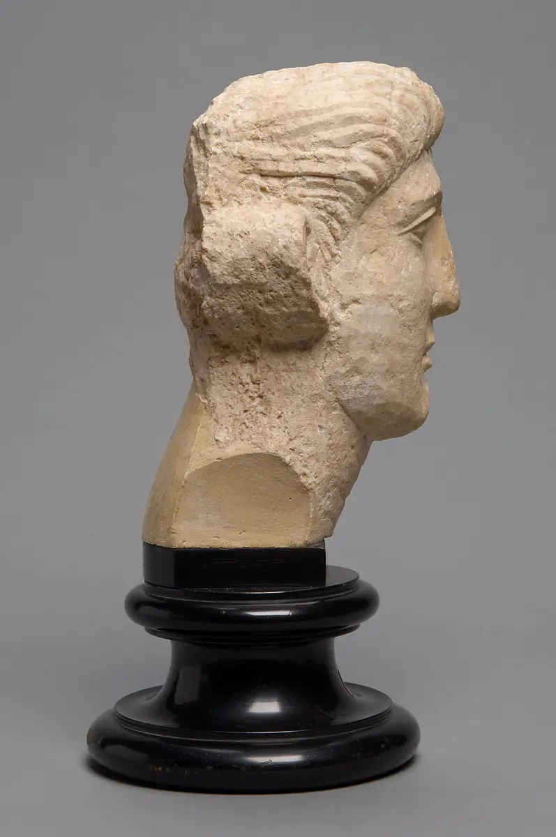 Relieffragment: Kopf eines jungen Mannes