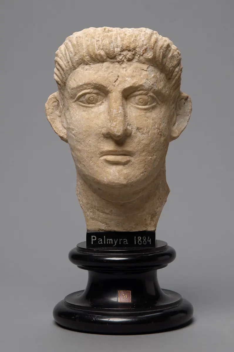 Relieffragment: Kopf eines jungen Mannes