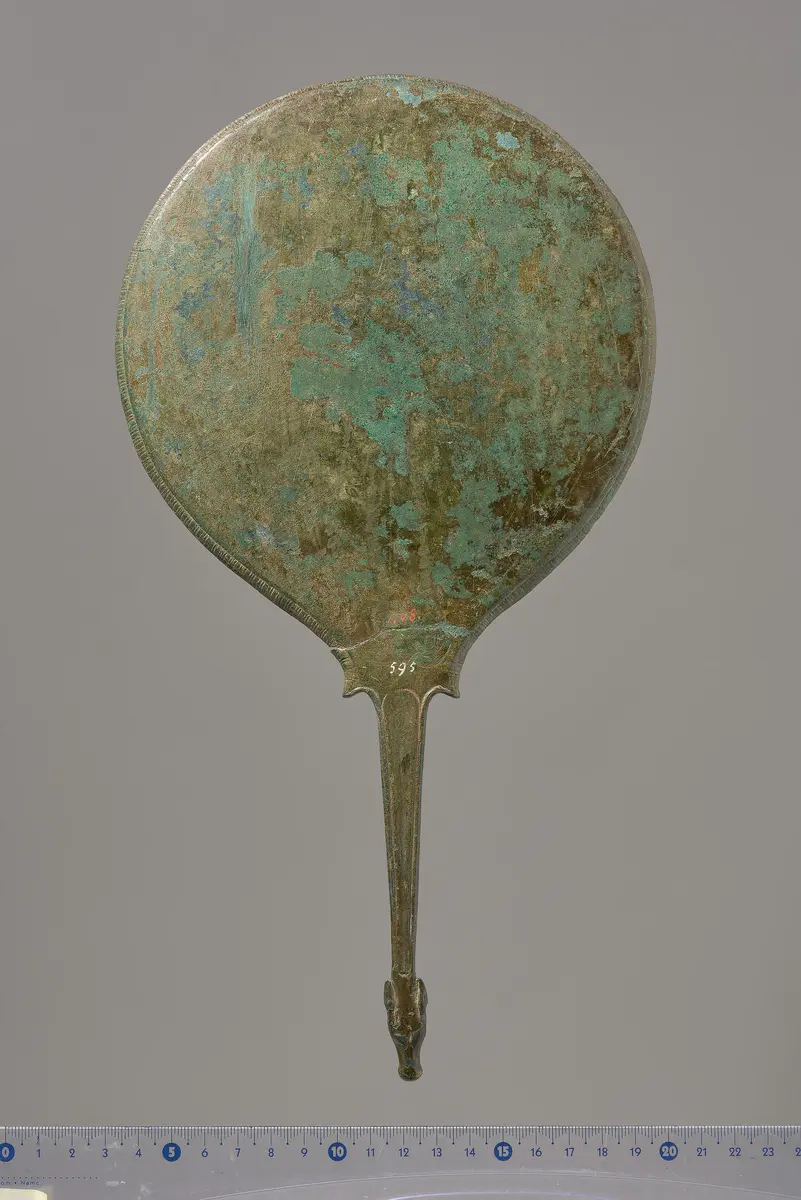 Griffspiegel praenestinischer Form: Kopf einer Frau mit traubenförmigem Ohrschmuck und Halsreif