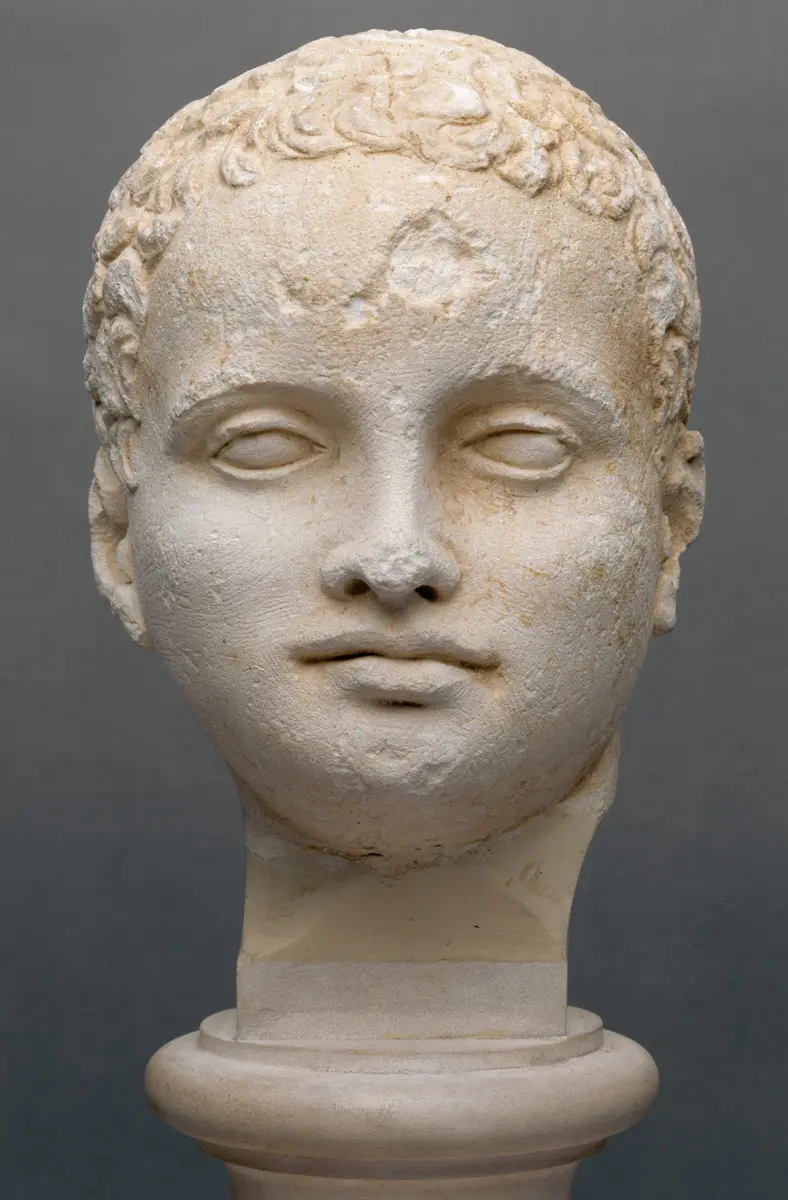 Knabe mit Jugendlocke