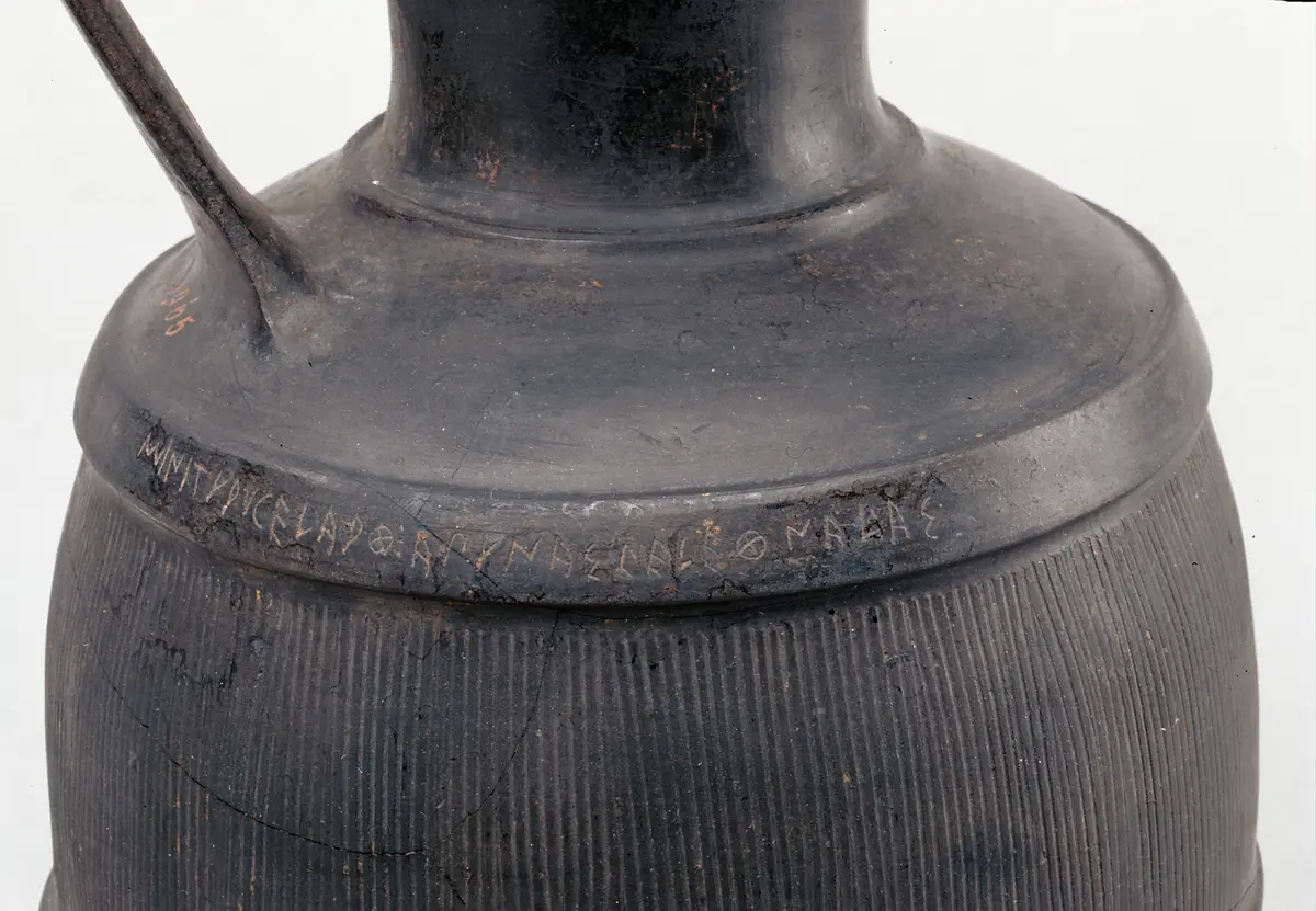 Buccherokanne mit etruskischer Inschrift