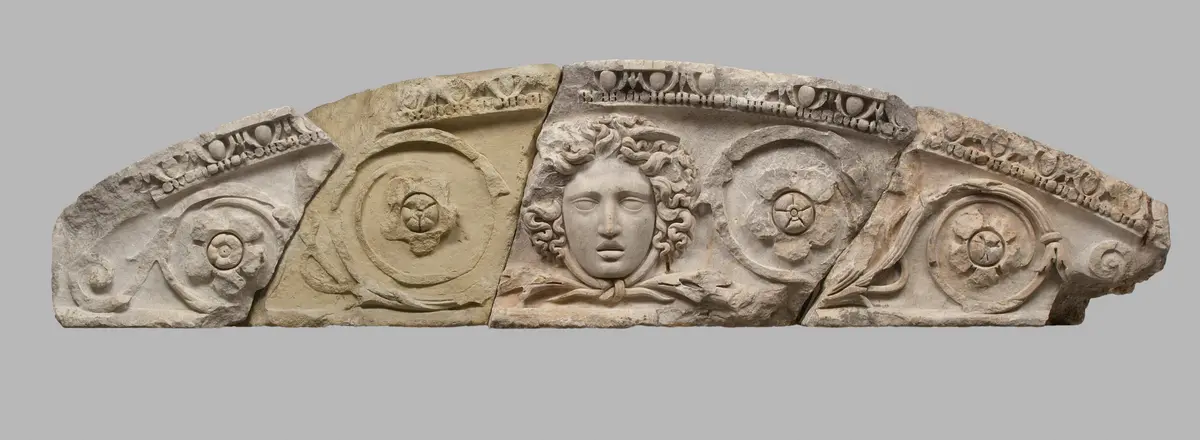 Celsusbibliothek: Segmentgiebel