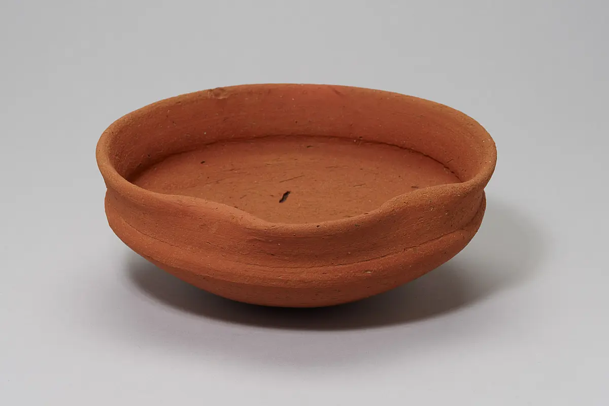 Tonschüssel mit Ausguss