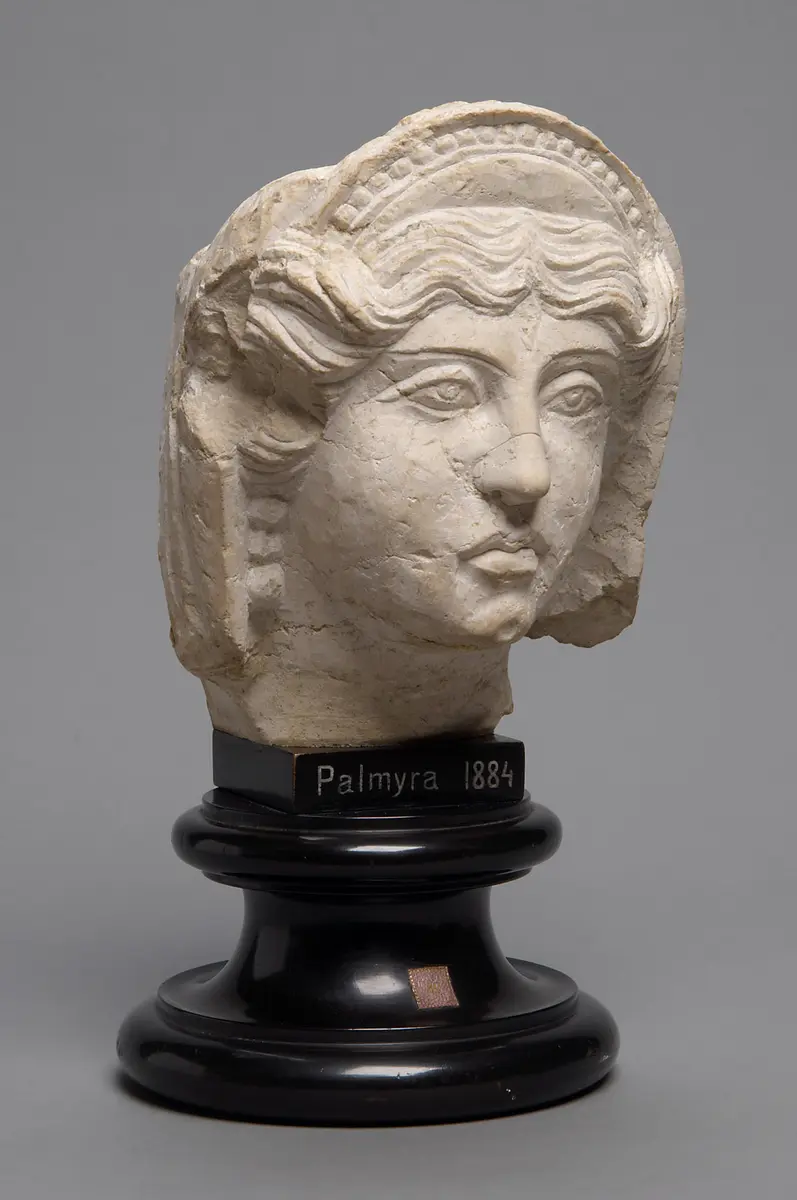 Relieffragment: Kopf einer Frau