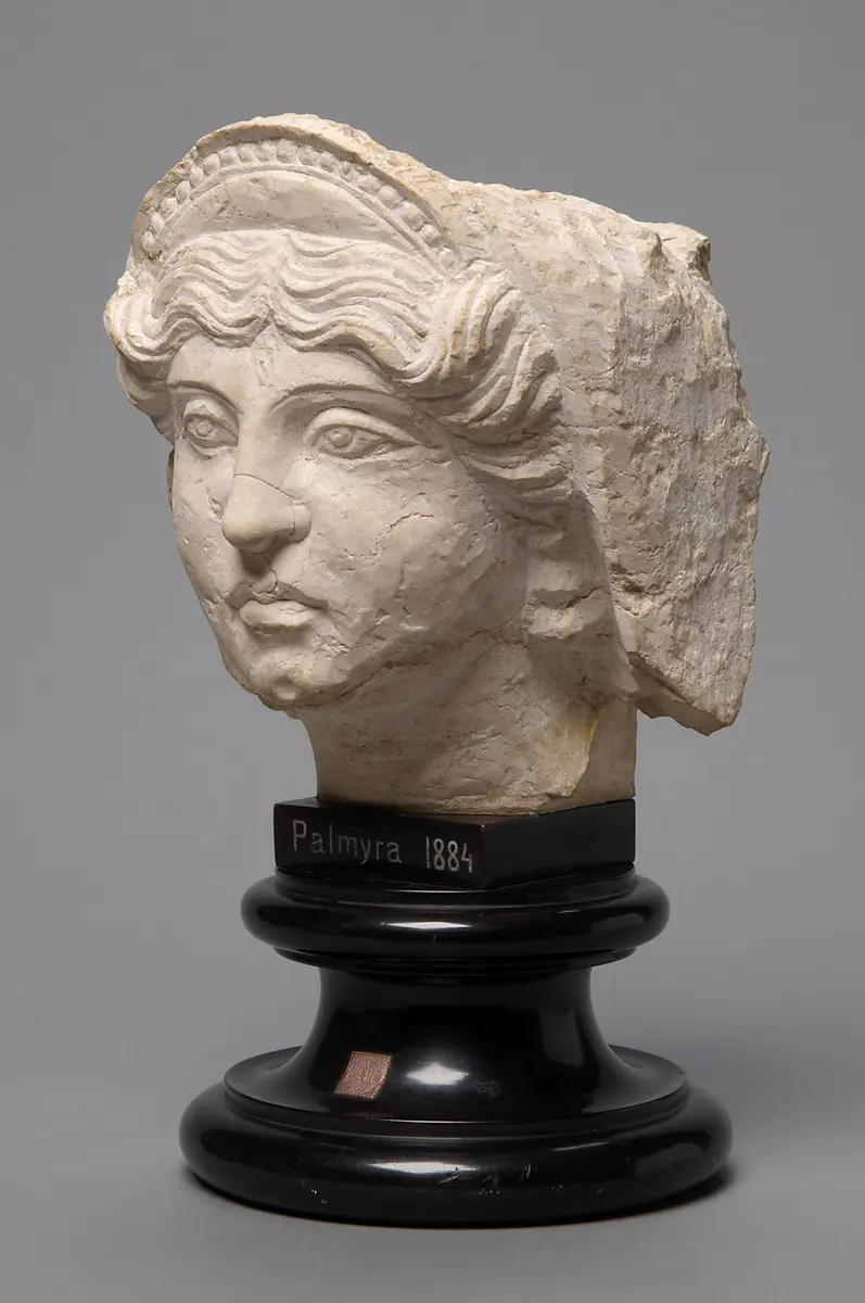 Relieffragment: Kopf einer Frau