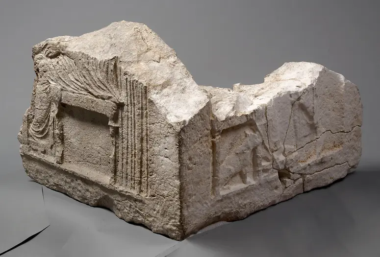 Fragment des Sarkophagkastens