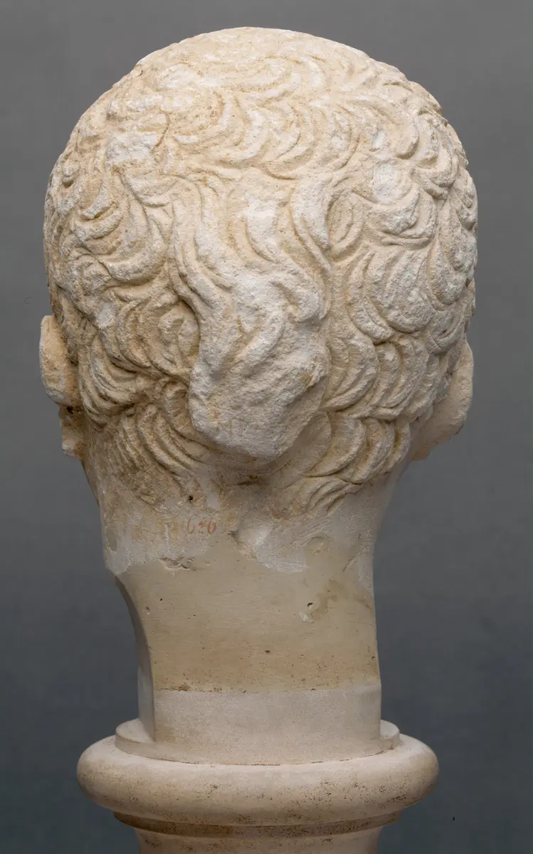 Knabe mit Jugendlocke