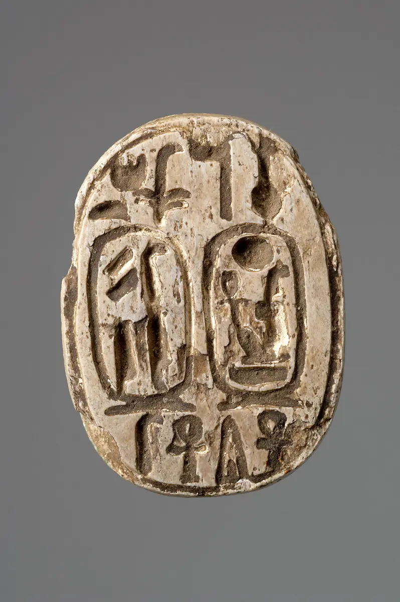 Skarabäus mit den Namen Amenophis' III. und der Königin Teje