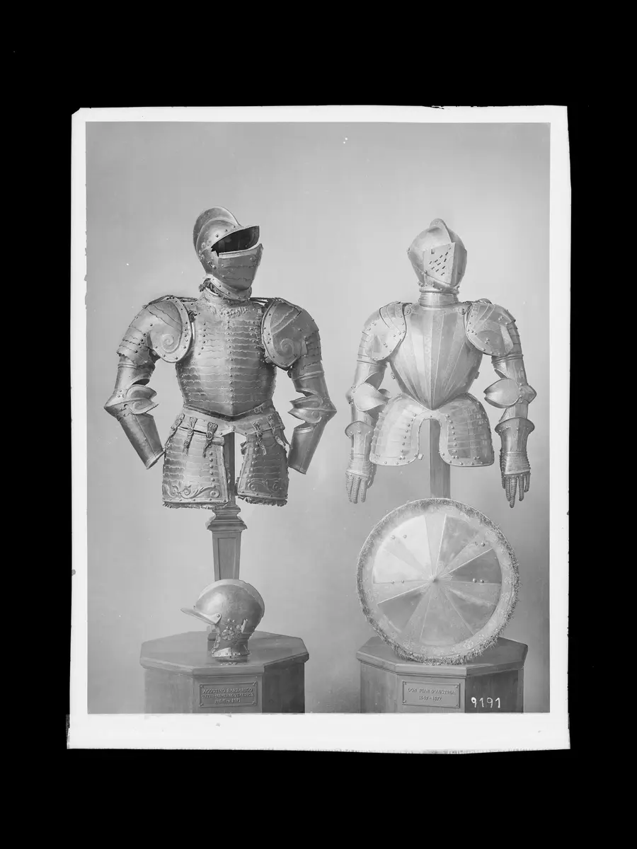 Halber Prunkharnisch; Rundschild; Harnasch; Sturmhaube