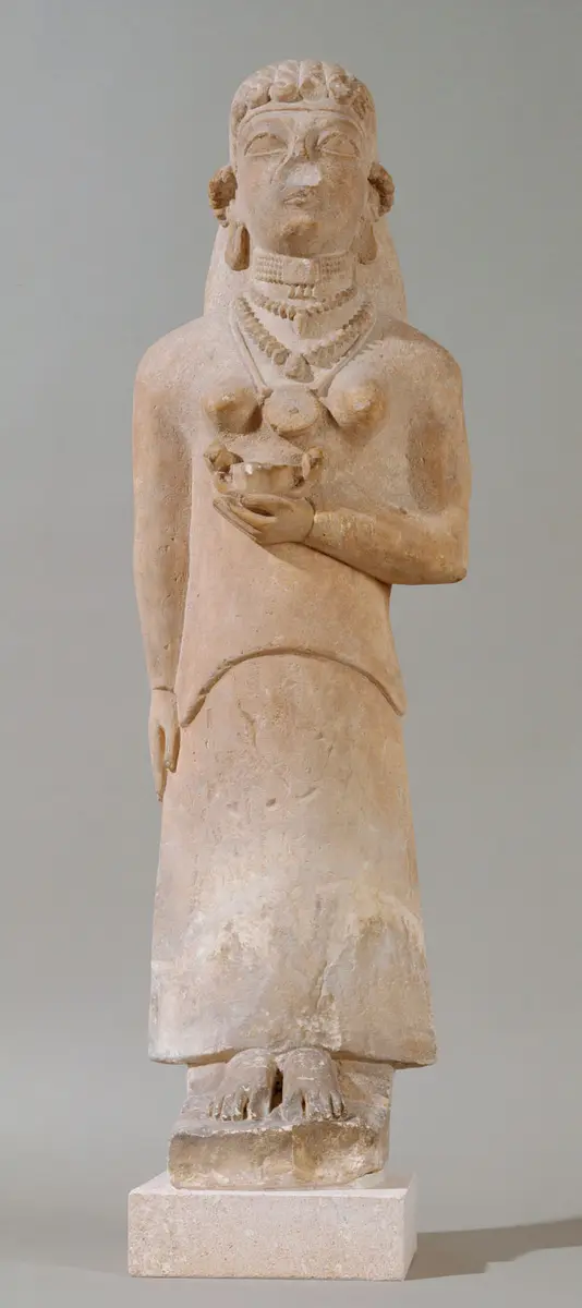 Stehende Frau mit Kantharos (Trinkgefäß)