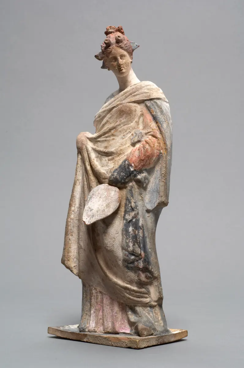 Stehende Frau mit Fächer