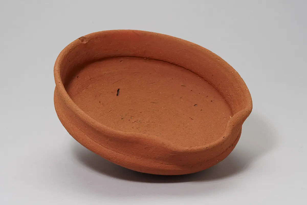 Tonschüssel mit Ausguss