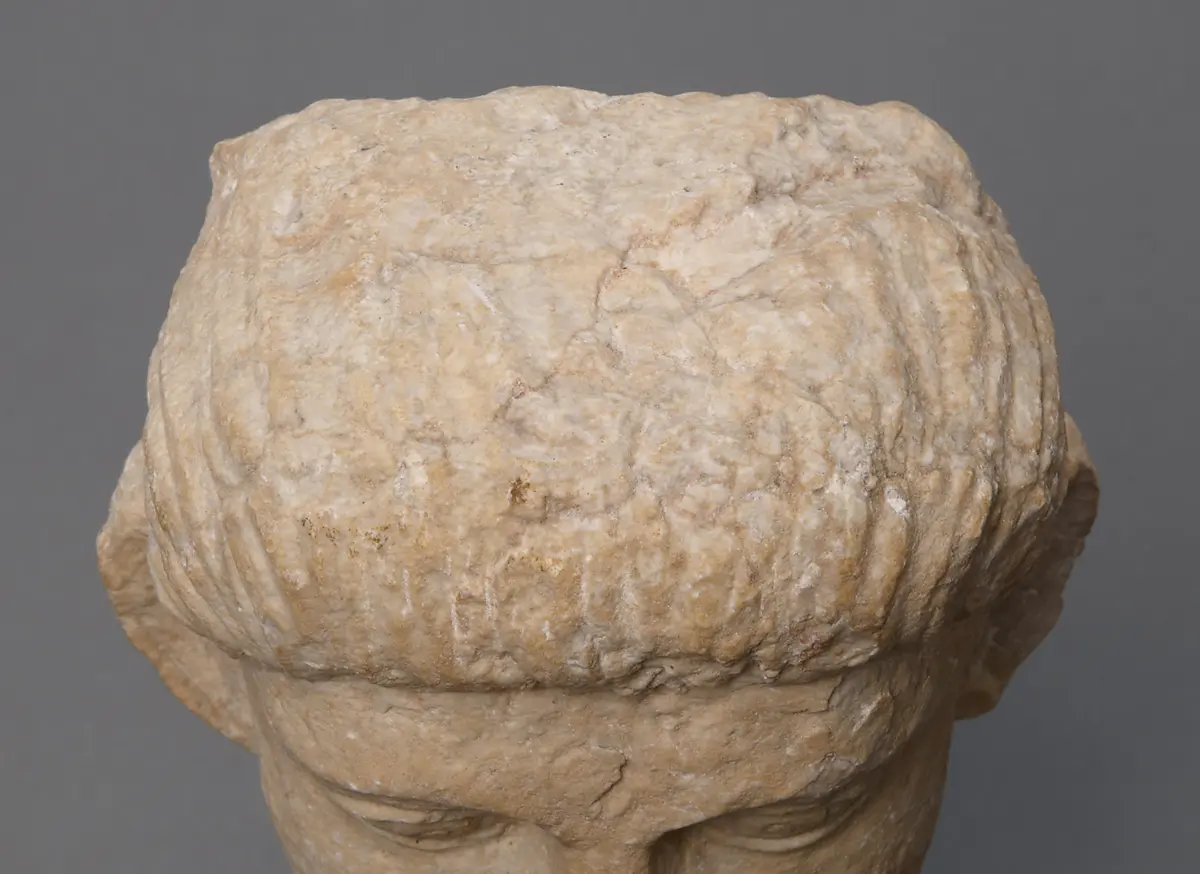 Relieffragment: Kopf eines jungen Mannes