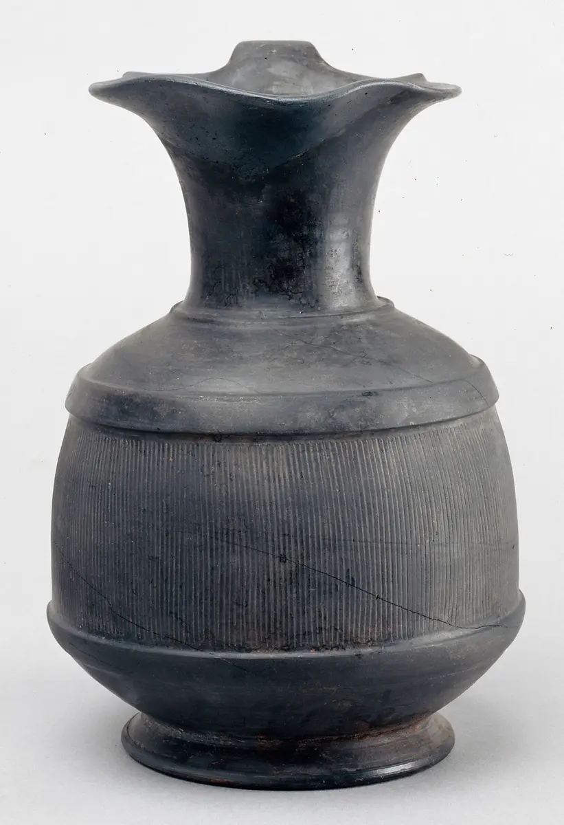 Buccherokanne mit etruskischer Inschrift