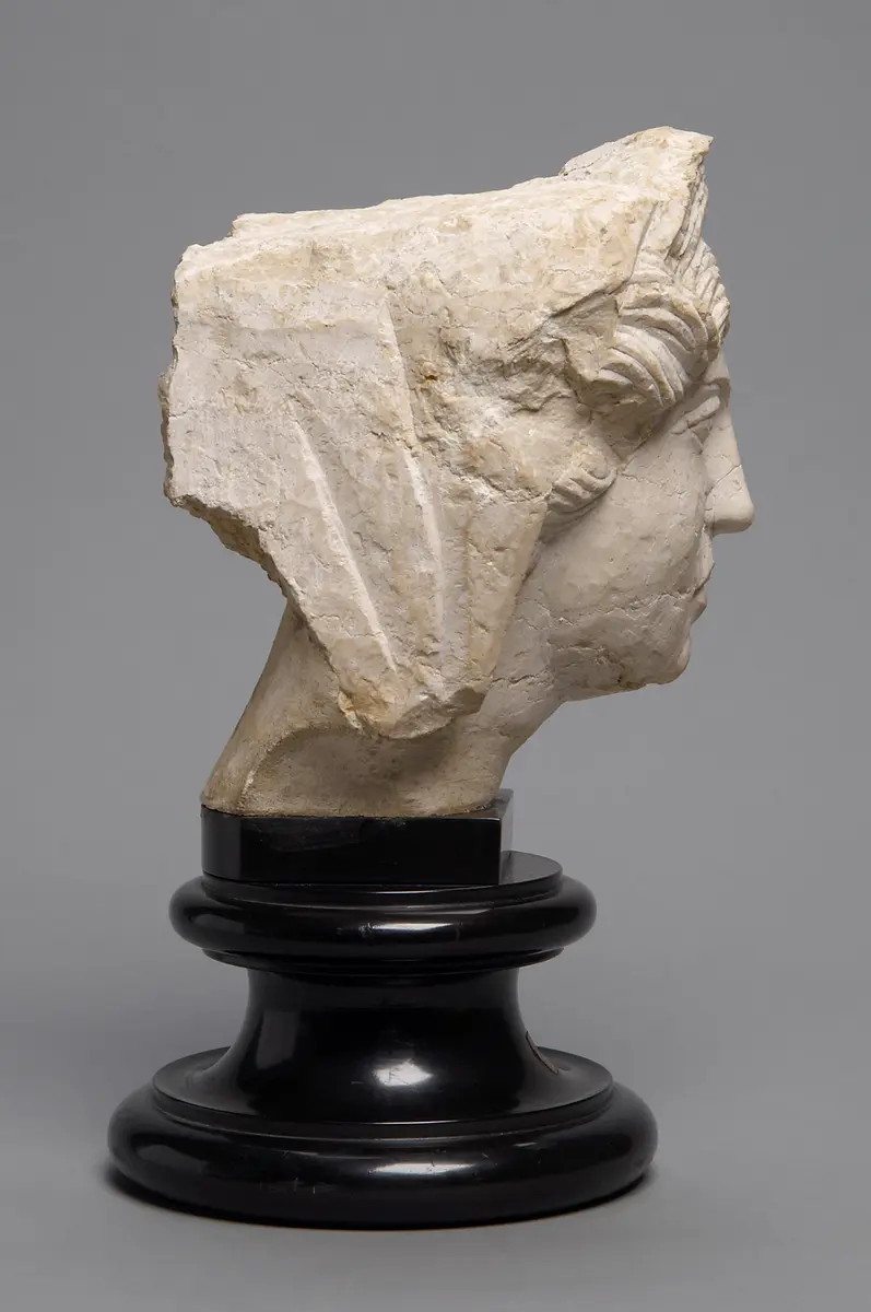 Relieffragment: Kopf einer Frau