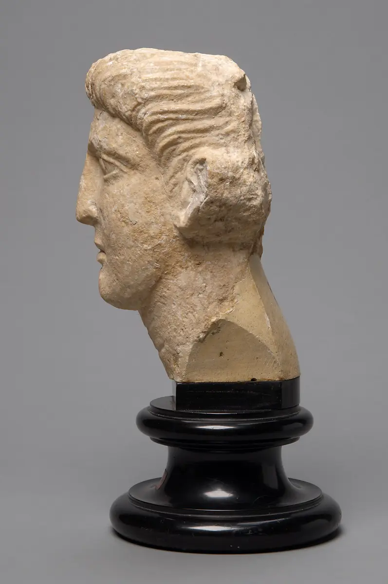 Relieffragment: Kopf eines jungen Mannes