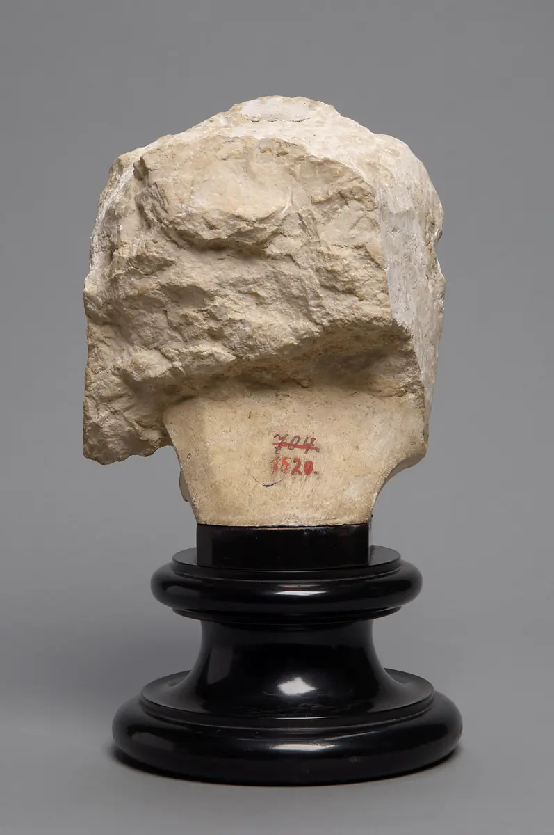 Relieffragment: Kopf einer Frau