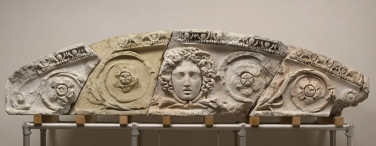 Celsusbibliothek: Segmentgiebel