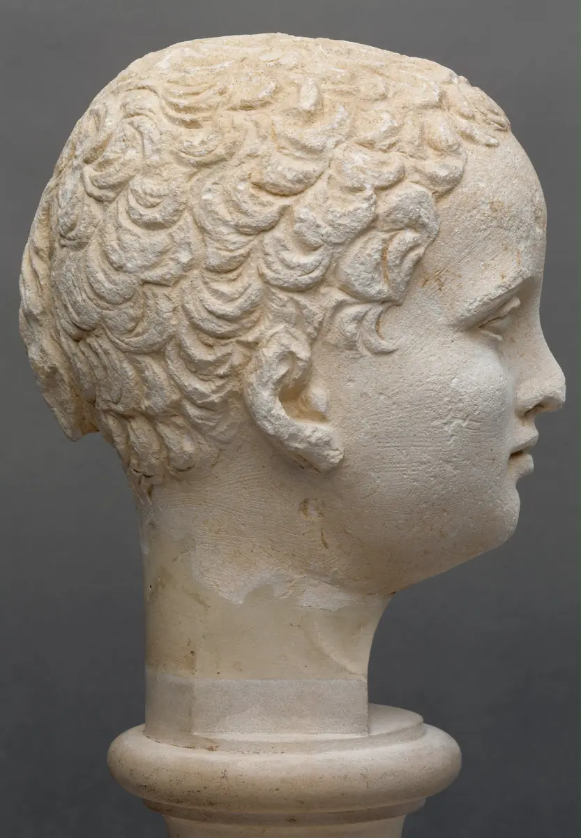 Knabe mit Jugendlocke