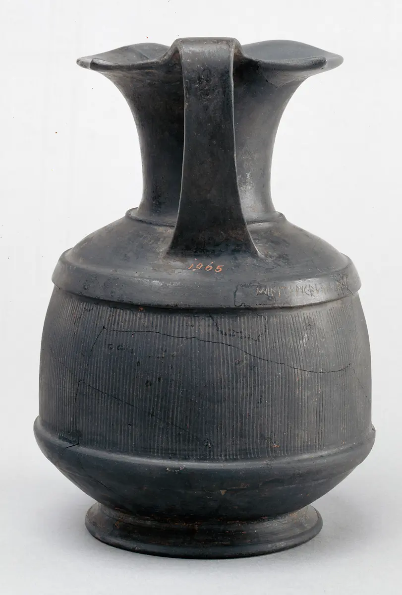 Buccherokanne mit etruskischer Inschrift