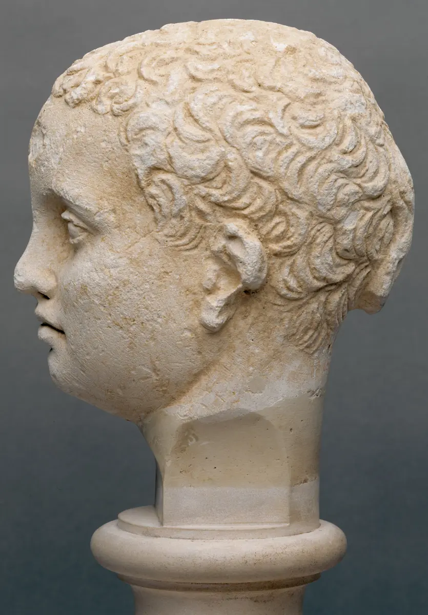 Knabe mit Jugendlocke