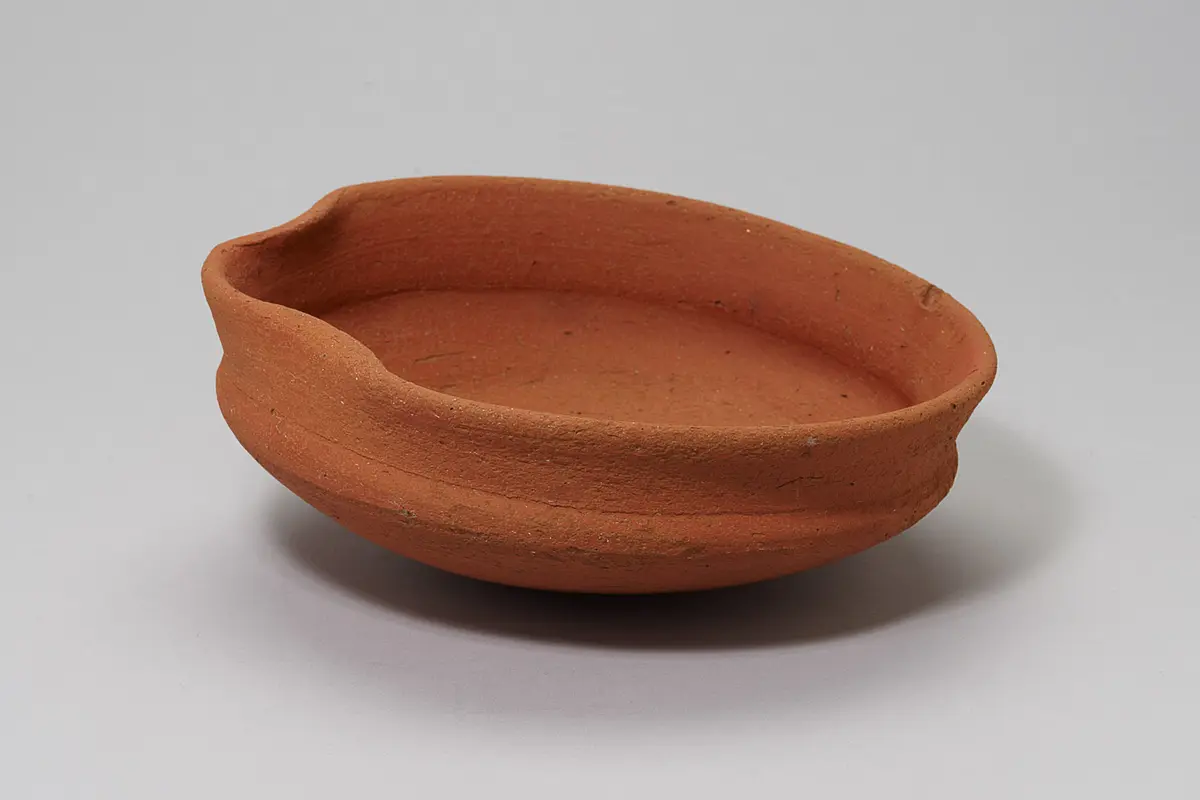 Tonschüssel mit Ausguss