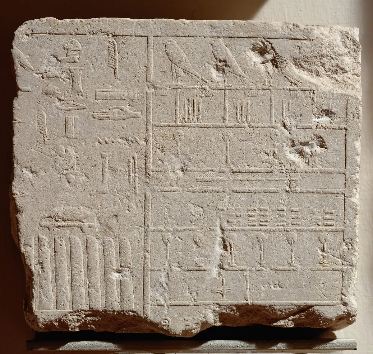 Fragmentierte Grabtafel