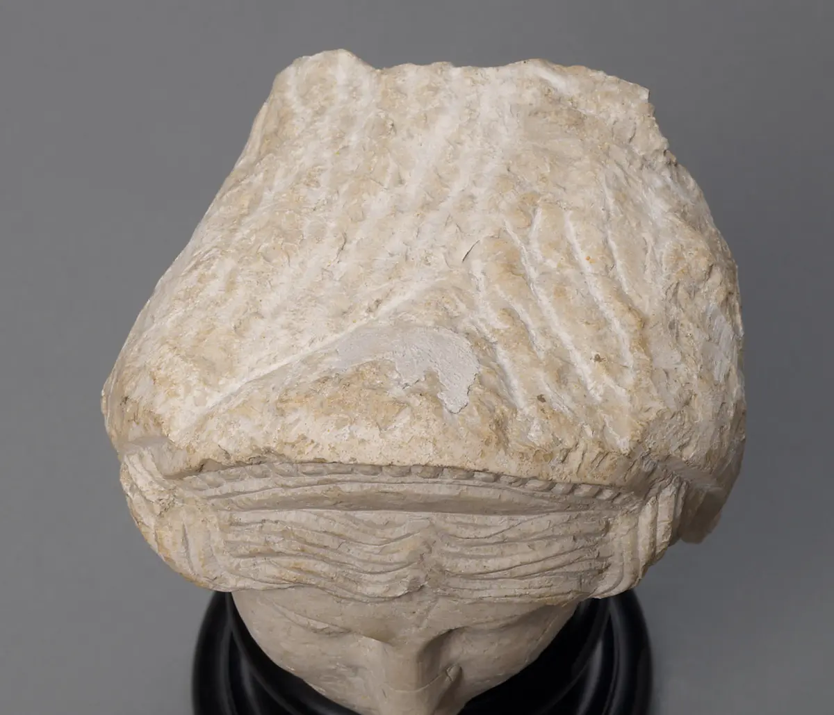 Relieffragment: Kopf einer Frau