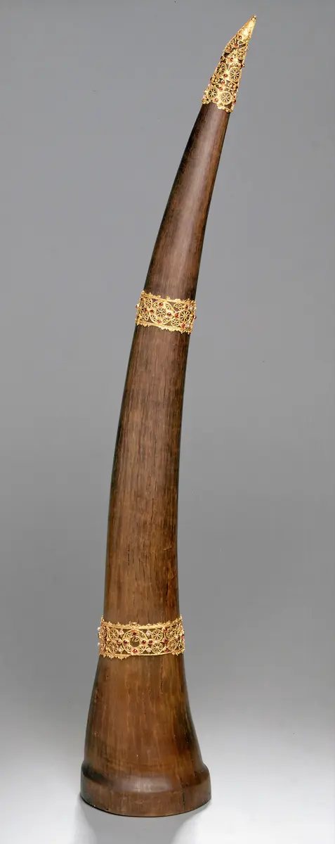 Rhinozeroshorn mit Goldfiligranfassung