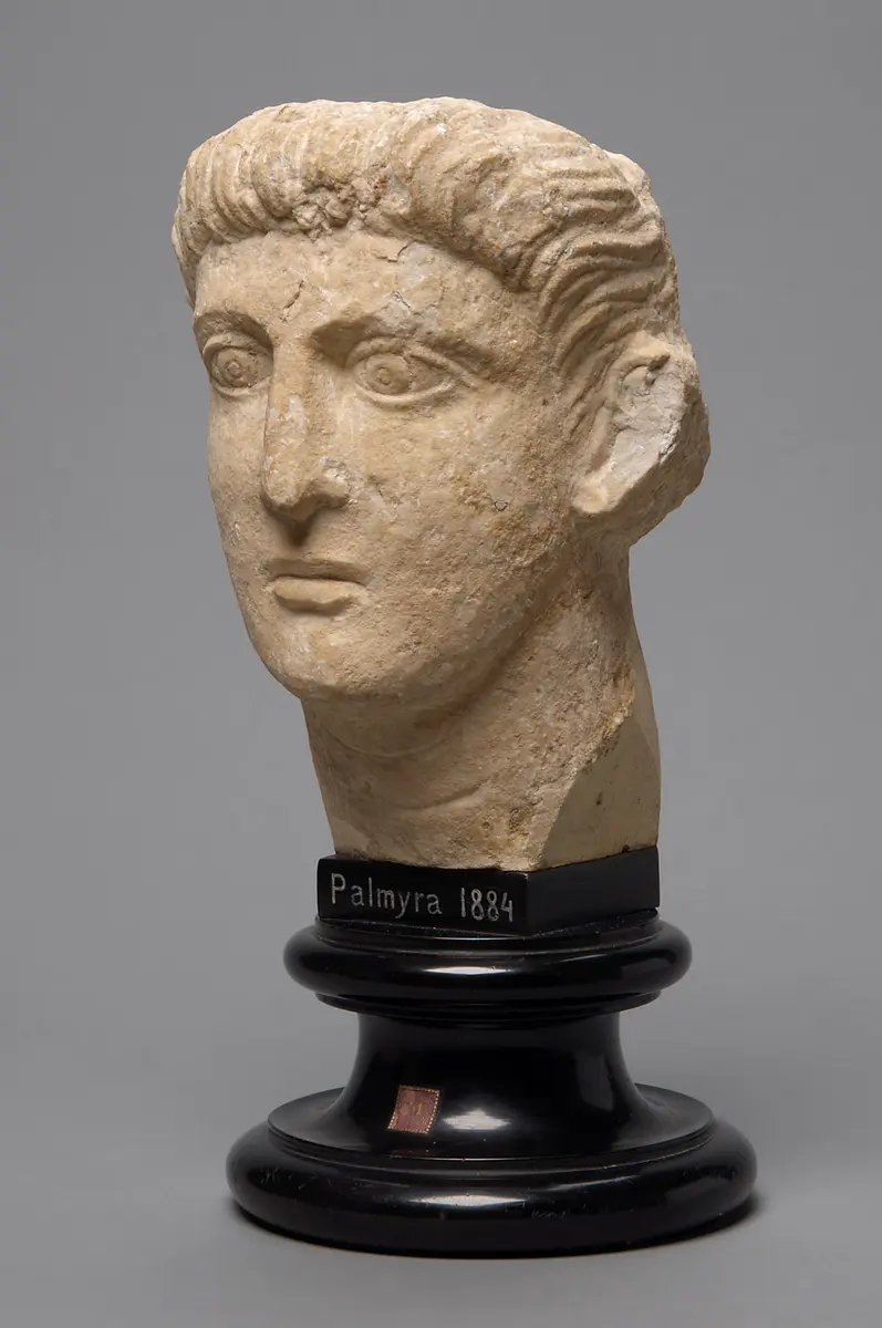 Relieffragment: Kopf eines jungen Mannes