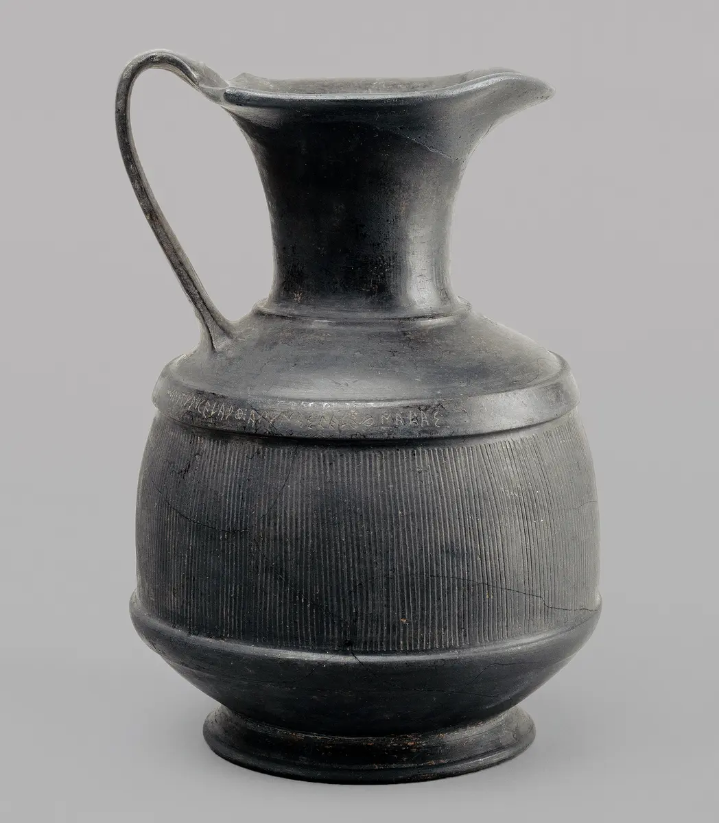 Buccherokanne mit etruskischer Inschrift