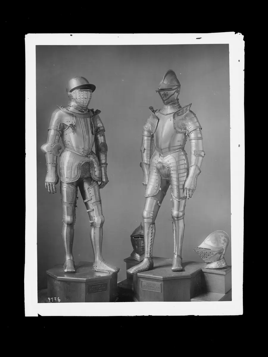 Geschlossener Helm aus einer kleinen Garnitur; Feldharnisch aus einer kleinen Garnitur; Ein Paar Schuhe aus einer kleinen Garnitur; Ein Paar Unterbeinzeuge aus einer kleinen Garnitur; Küriss (Reiterharnisch); Mantelhelm aus einer kleinen Garnitur; Geschlo